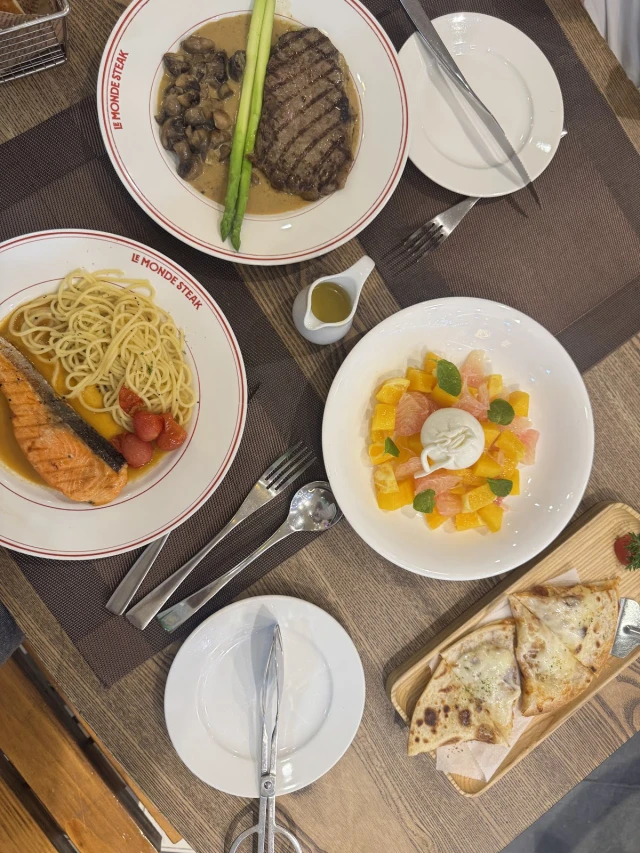 Le Monde Steak - Vincom Bà Triệu