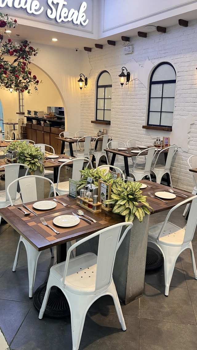 Le Monde Steak - Vincom Bà Triệu - không gian 3