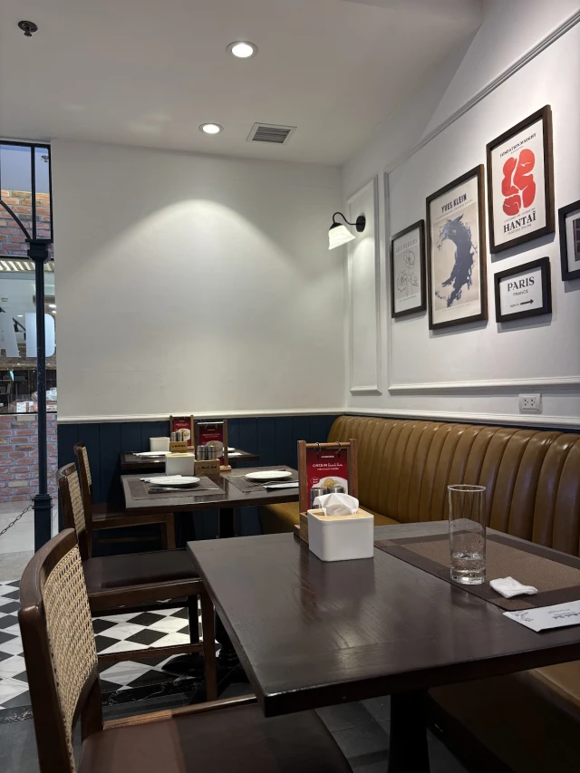 Le Monde Steak - Vincom Trần Duy Hưng - không gian 3