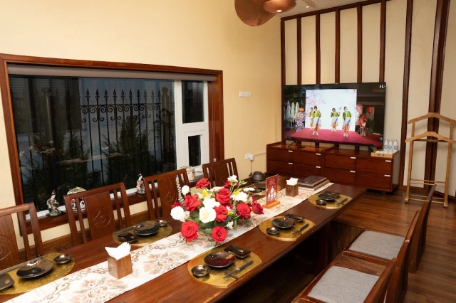 Hatoyama - Ngoại Giao Đoàn - không gian 2