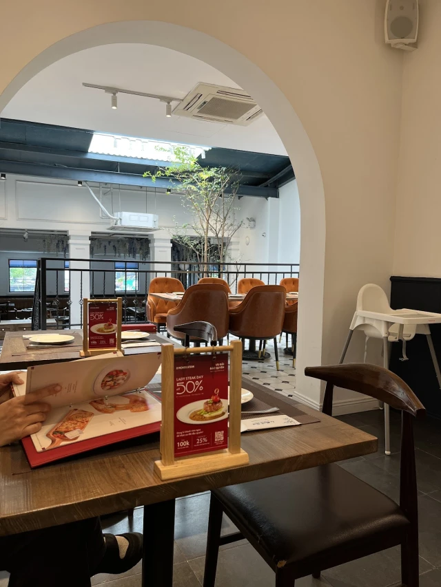 Le Monde Steak - Tô Hiệu - không gian 3
