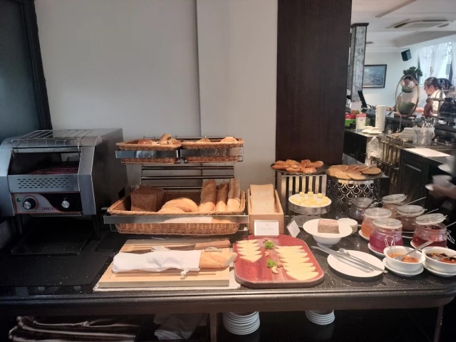 The Gourmet Corner - Tạ Hiện