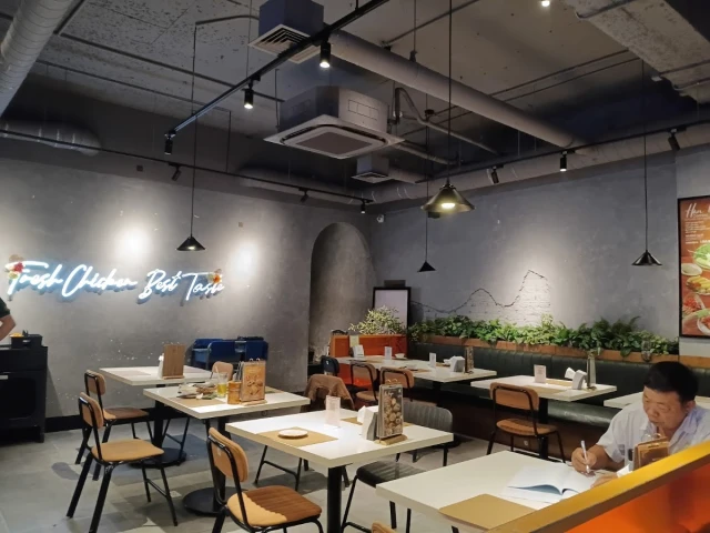 Kampong Chicken House – Cơm Gà Hải Nam - Trần Thái Tông - không gian 2