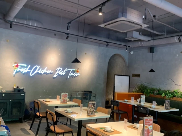 Kampong Chicken House – Cơm Gà Hải Nam - Trần Thái Tông - không gian 4