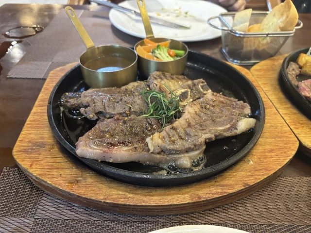 Ngói Vàng Steak - An Phú