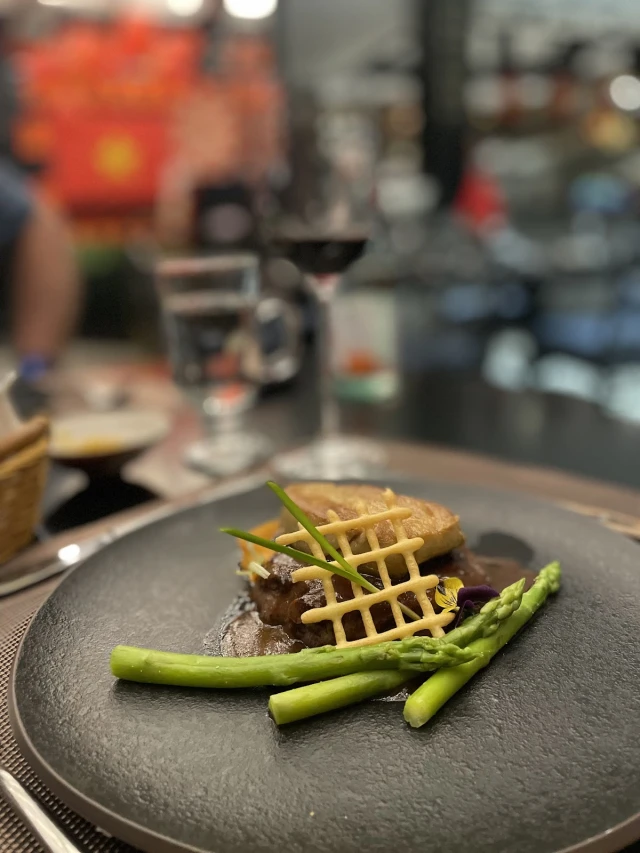 The Symphony Restaurant - Cầu Gỗ