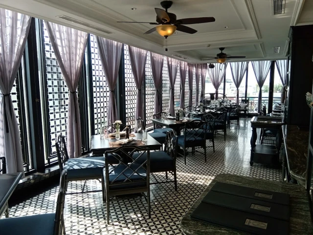 The Symphony Restaurant - Cầu Gỗ - không gian 2