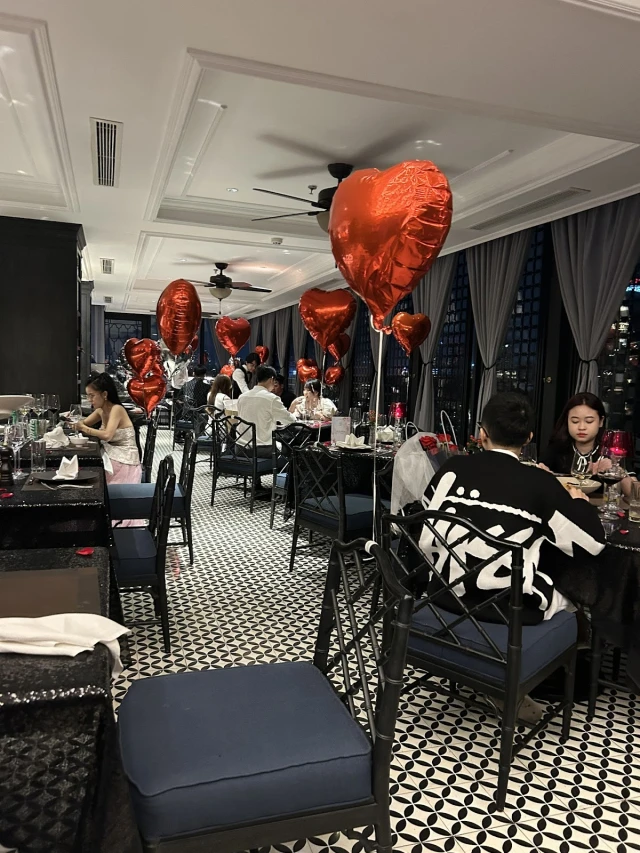 The Symphony Restaurant - Cầu Gỗ - không gian 4
