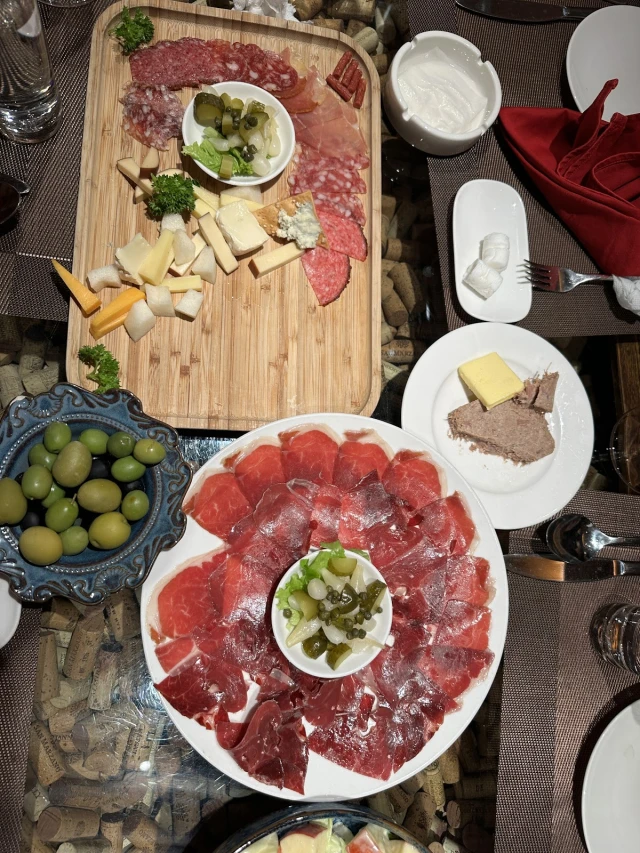 Huyen Thu Winecellar & Steakhouse - Hàm Long