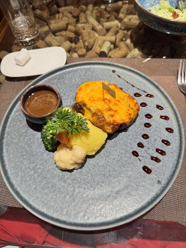 Huyen Thu Winecellar & Steakhouse - Hàm Long