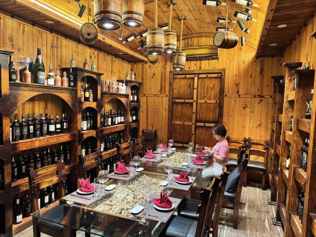 Huyen Thu Winecellar & Steakhouse - Hàm Long - không gian 1