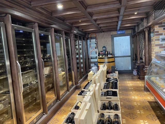 Huyen Thu Winecellar & Steakhouse - Tôn Thất Thuyết - không gian 2