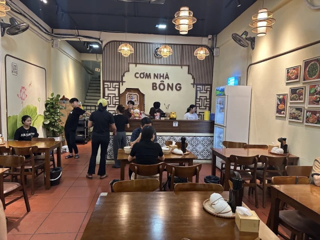 Cơm Nhà Bông - Tố Hữu - không gian 1