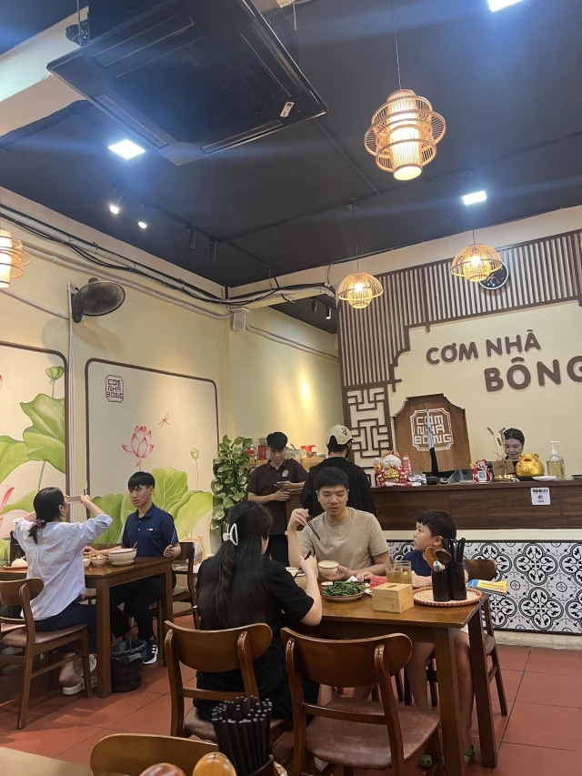 Cơm Nhà Bông - Tố Hữu - không gian 5