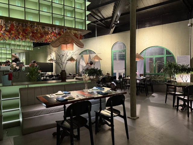 Lá Lốt Vietnamese Cuisines & Wine - Lương Ngọc Quyến - không gian 3