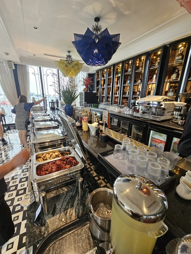 Cloud Nine Restaurant - Hàng Bè