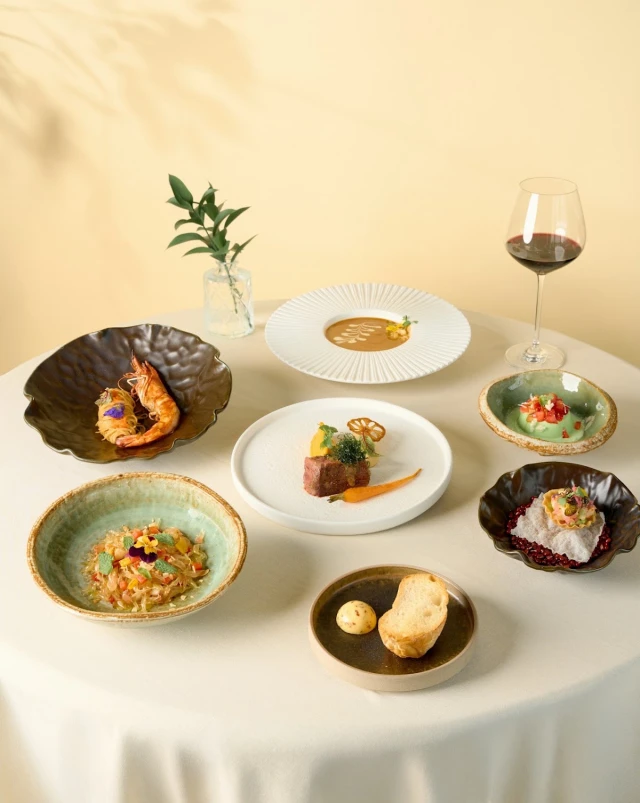 Cloud Nine Restaurant - Hàng Bè