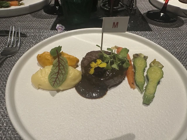 Cloud Nine Restaurant - Hàng Bè