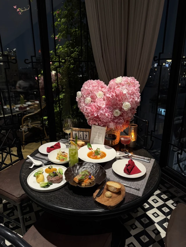 Cloud Nine Restaurant - Hàng Bè