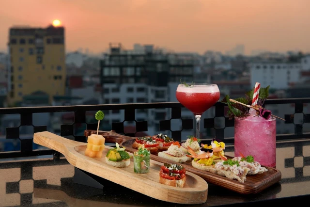 Lighthouse Sky Bar - Hàng Bè