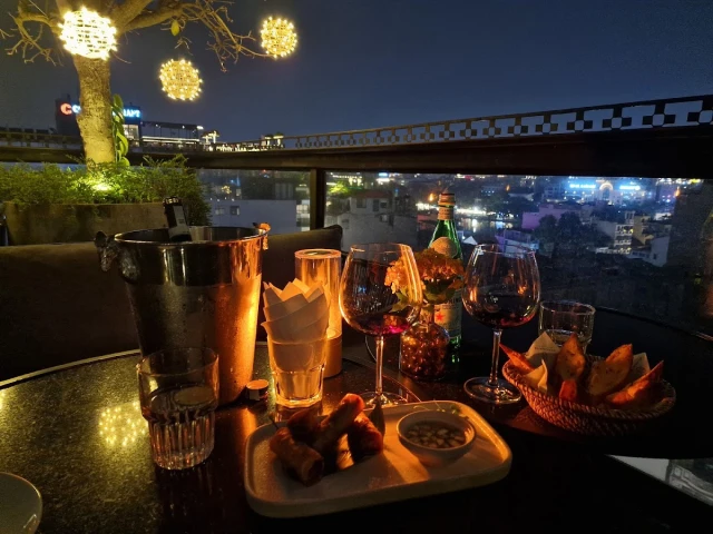Lighthouse Sky Bar - Hàng Bè