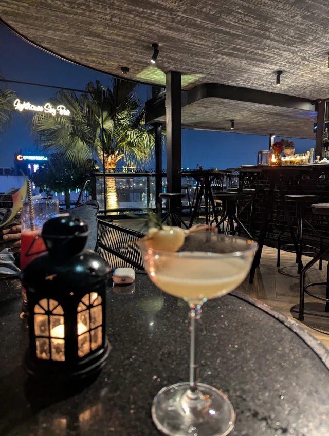 Lighthouse Sky Bar - Hàng Bè