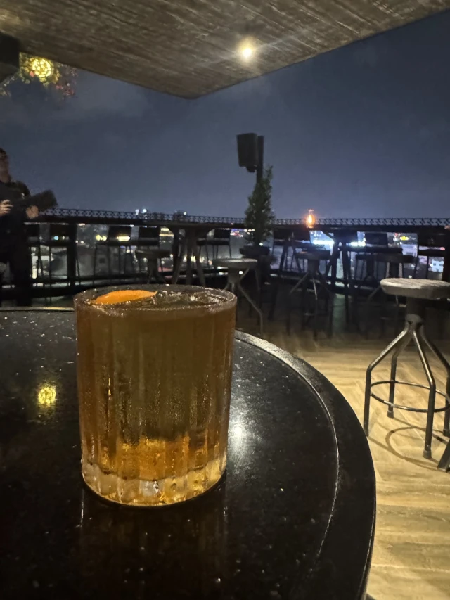 Lighthouse Sky Bar - Hàng Bè