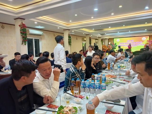 Nhà Hàng Rừng và Biển - Trần Vỹ - không gian 3