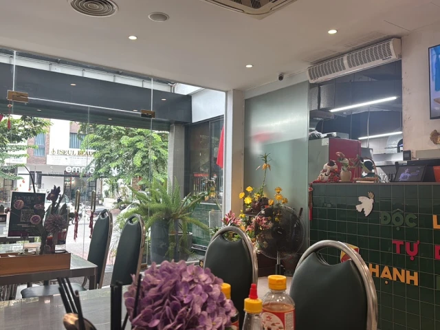 Bít Tết Ngọc Hiếu - Hoàng Thành Villas - không gian 2
