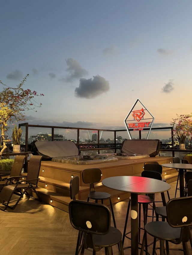 Ruby Sky Bar - Đào Duy Từ - không gian 6
