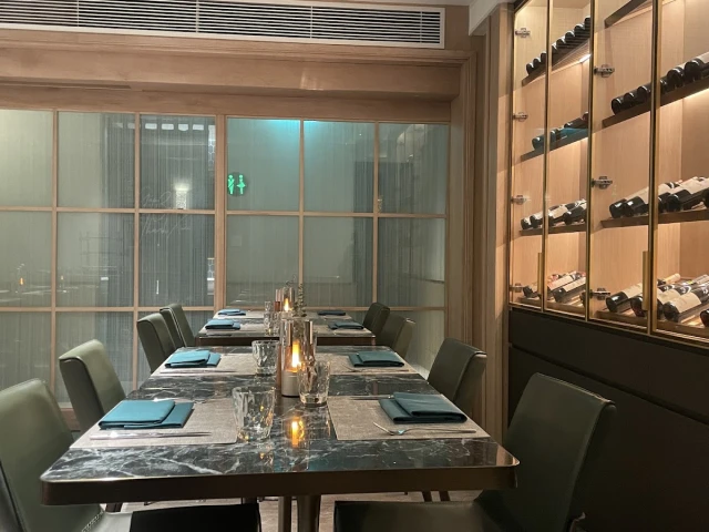 Nhà hàng Link Bistro Cafe - Bà Triệu - không gian 2
