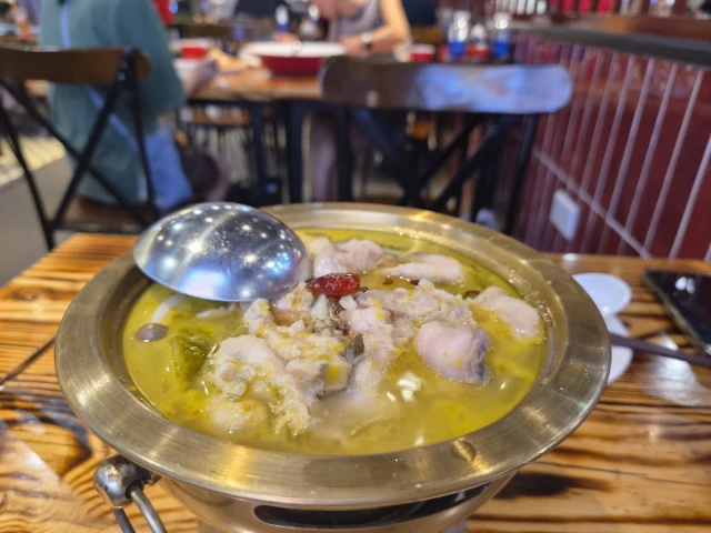 Ngư Phàn - Royal City