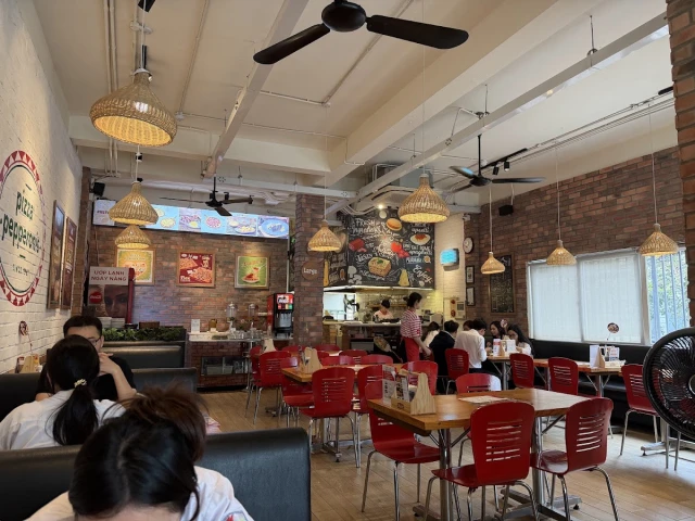 Pepperonis - Láng Hạ - không gian 1