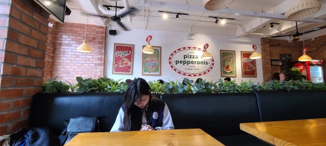 Pepperonis - Láng Hạ - không gian 4