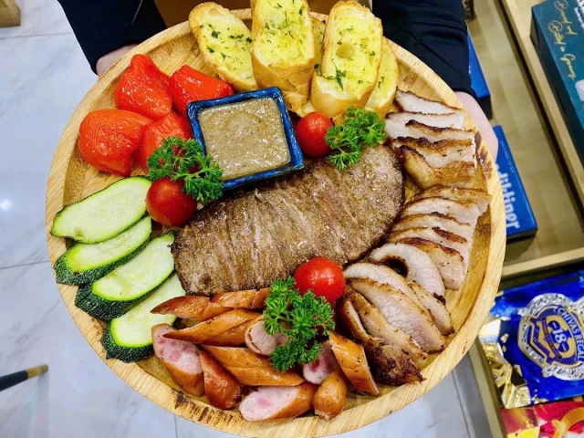 Mega Dunk Bistro - Nguyễn Chánh