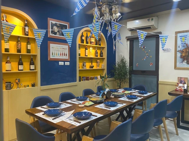 Mega Dunk Bistro - Nguyễn Chánh - không gian 1