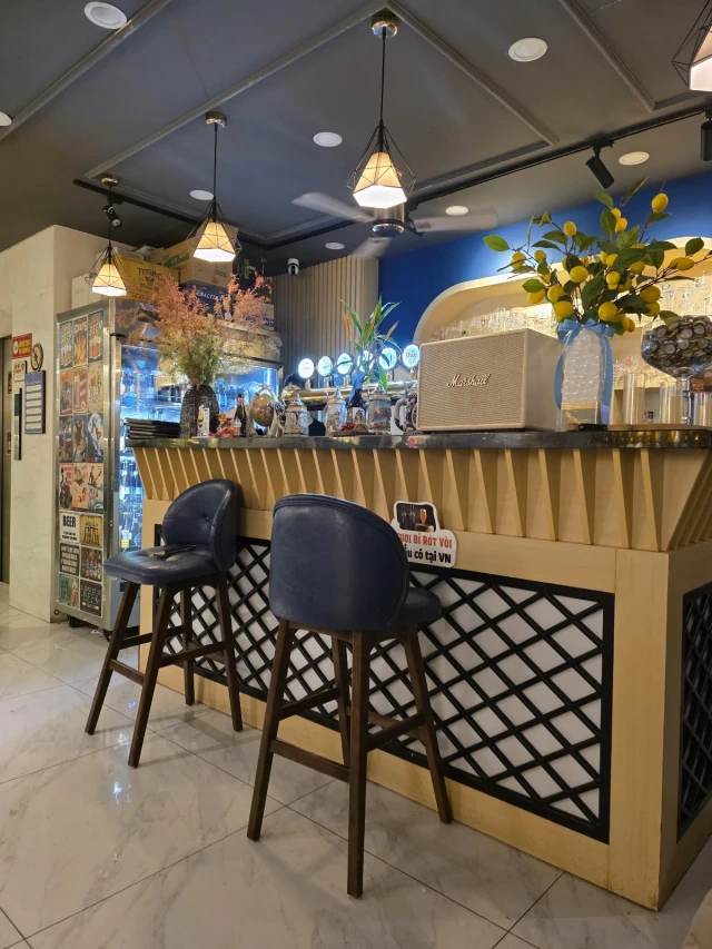 Mega Dunk Bistro - Nguyễn Chánh - không gian 3