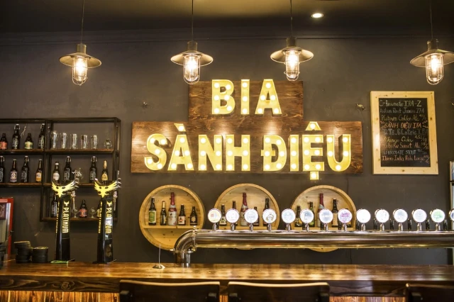 Bia Sành Điệu - Lưu Quang Vũ - không gian 1