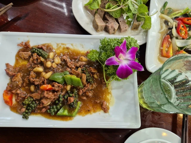 Nguyễn Văn Dực - Việt Hưng