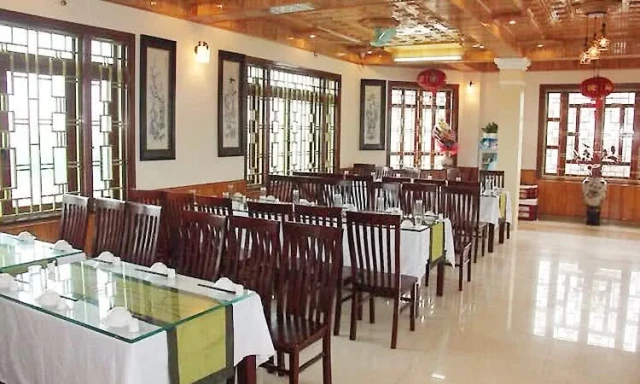 Nguyễn Văn Dực - Việt Hưng - không gian 1