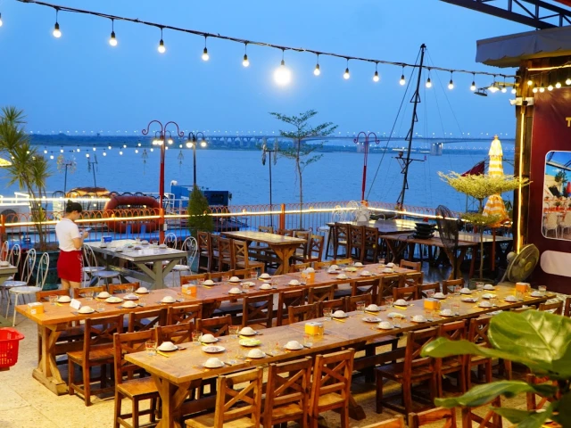 Cocoru Coffee & Restaurant - Bạch Đằng - không gian 1