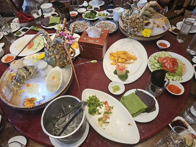 Thế Giới Hải Sản - Mễ Trì (Golden Palace)