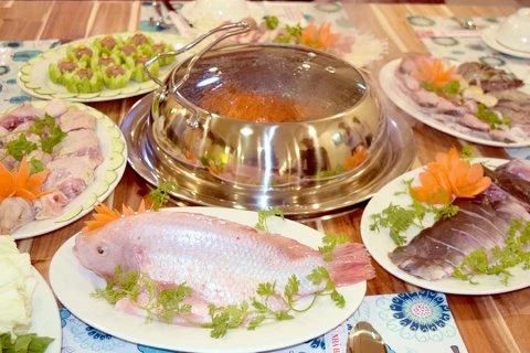 Nhà hàng Rạng Đông – Cách Mạng Tháng 8