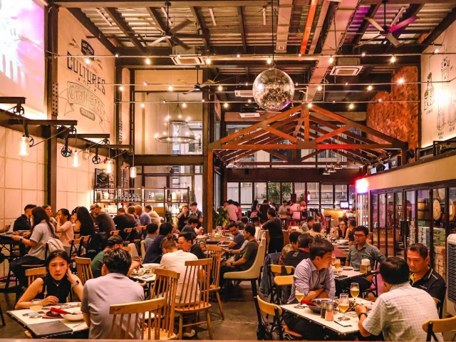 East West Brewing Co. - Lý Tự Trọng - không gian 1
