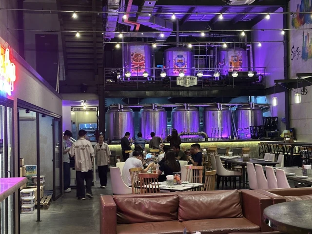 East West Brewing Co. - Lý Tự Trọng - không gian 2