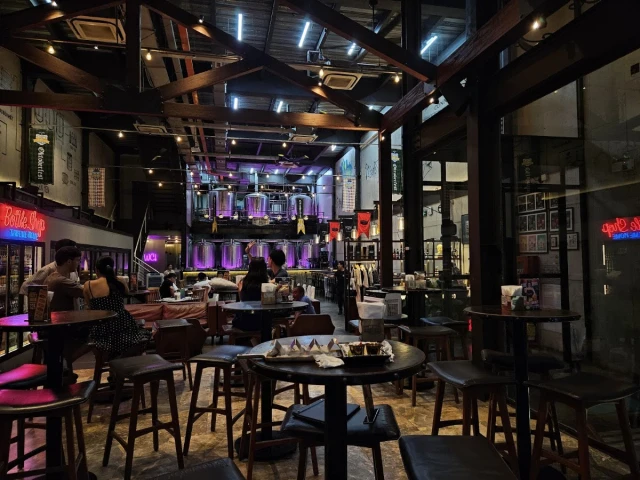 East West Brewing Co. - Lý Tự Trọng - không gian 3