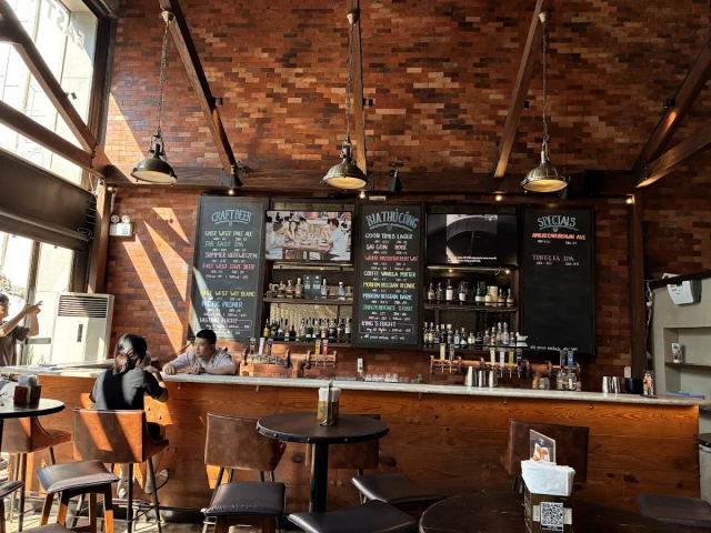 East West Brewing Co. - Lý Tự Trọng - không gian 4