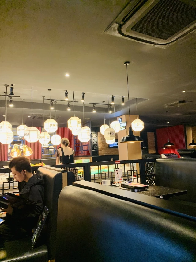 King BBQ Buffet - Lê Văn Sỹ - không gian 4