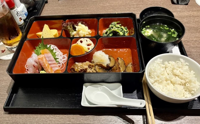 Lá Phong Sushi House – Trần Cao Vân
