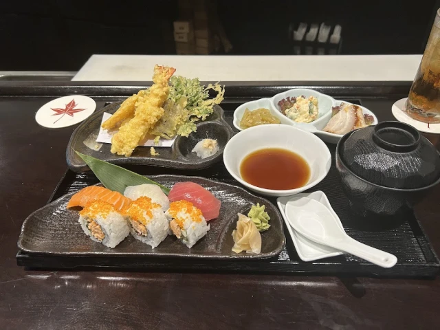 Lá Phong Sushi House – Trần Cao Vân